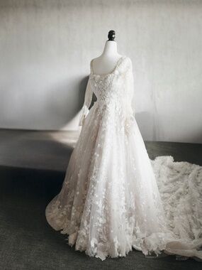 Martina Liana Custom 3D Floral Lace & Tulle Wedding Dress - Size 0/00